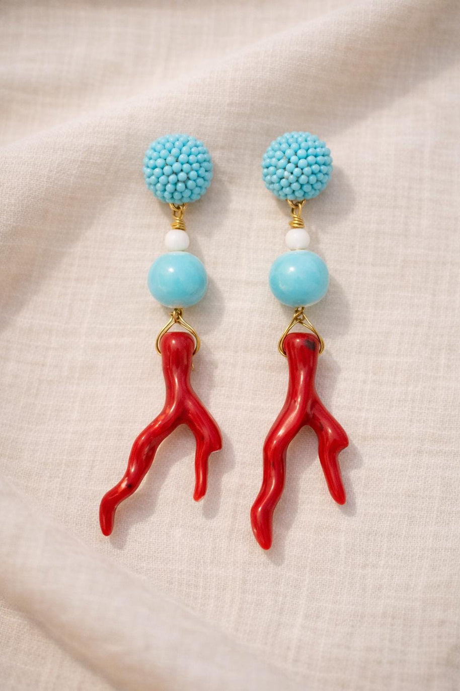 Orecchini corallo rosso e turchese- Orecchini pendenti stile mediterraneo- Gioiello estivo acciaio dorato antiallergico- idea regalo donna