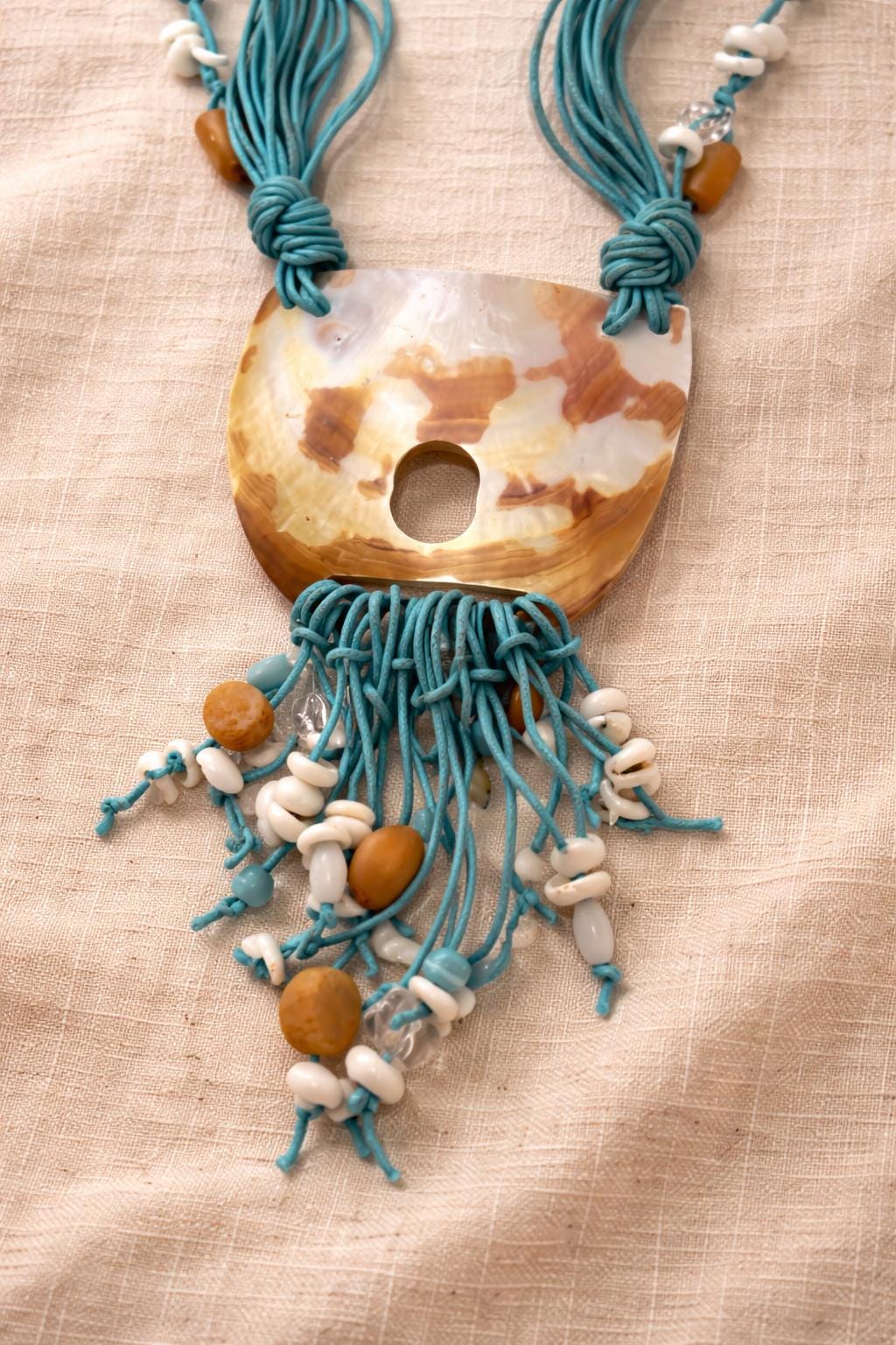 Collana lunga completamente naturale in madreperla e conchiglia azzurra | Gioiello artigianale stile Mediterraneo | Idea regalo donna