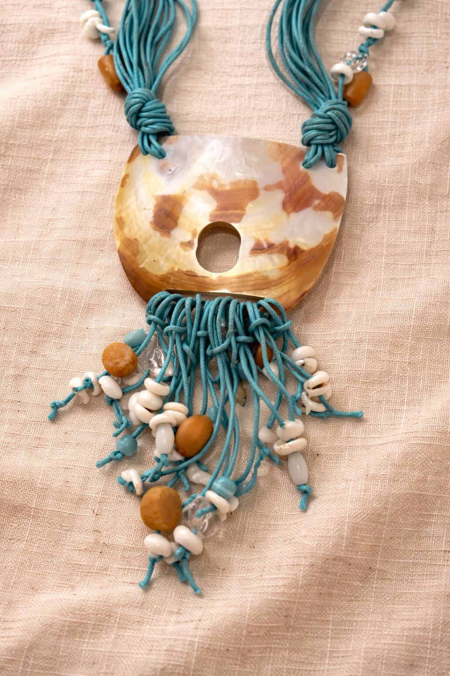 Collana lunga completamente naturale in madreperla e conchiglia azzurra | Gioiello artigianale stile Mediterraneo | Idea regalo donna