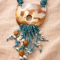 Collana lunga completamente naturale in madreperla e conchiglia azzurra | Gioiello artigianale stile Mediterraneo | Idea regalo donna