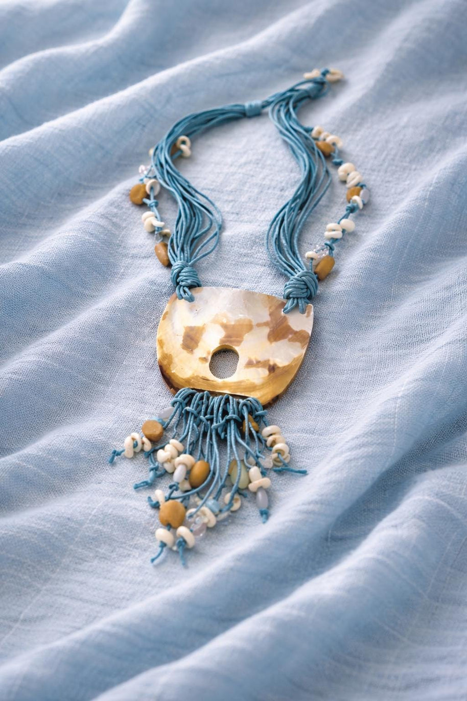 Collana lunga completamente naturale in madreperla e conchiglia azzurra | Gioiello artigianale stile Mediterraneo | Idea regalo donna