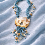 Collana lunga completamente naturale in madreperla e conchiglia azzurra | Gioiello artigianale stile Mediterraneo | Idea regalo donna