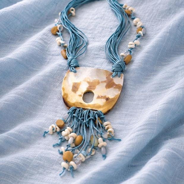 Collana lunga completamente naturale in madreperla e conchiglia azzurra | Gioiello artigianale stile Mediterraneo | Idea regalo donna