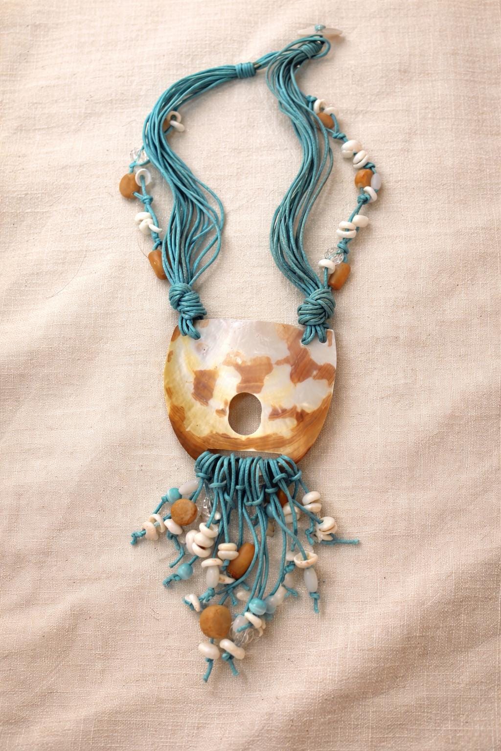 Collana lunga completamente naturale in madreperla e conchiglia azzurra | Gioiello artigianale stile Mediterraneo | Idea regalo donna