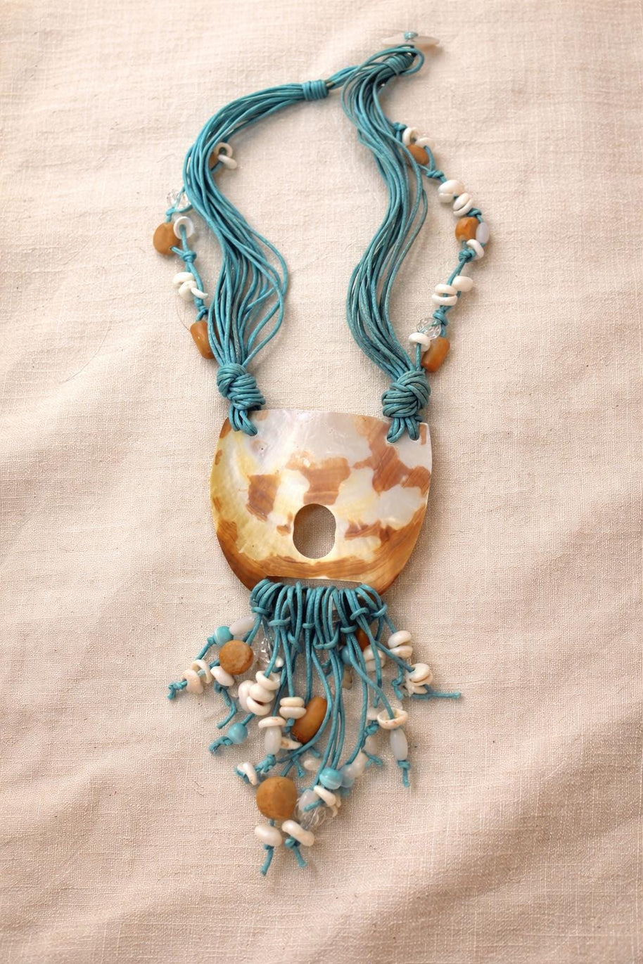 Collana lunga completamente naturale in madreperla e conchiglia azzurra | Gioiello artigianale stile Mediterraneo | Idea regalo donna