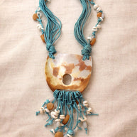 Collana lunga completamente naturale in madreperla e conchiglia azzurra | Gioiello artigianale stile Mediterraneo | Idea regalo donna