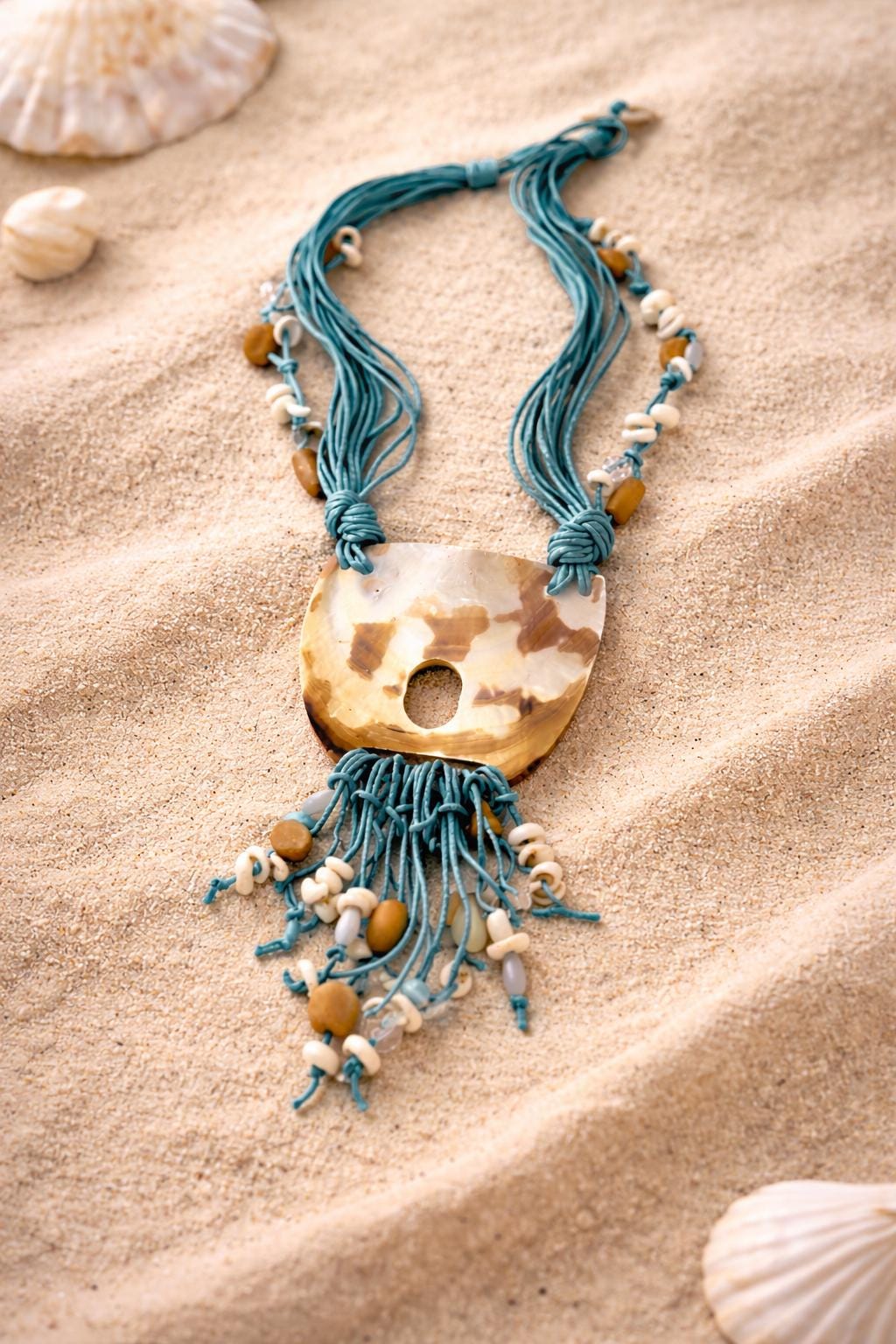 Collana lunga completamente naturale in madreperla e conchiglia azzurra | Gioiello artigianale stile Mediterraneo | Idea regalo donna