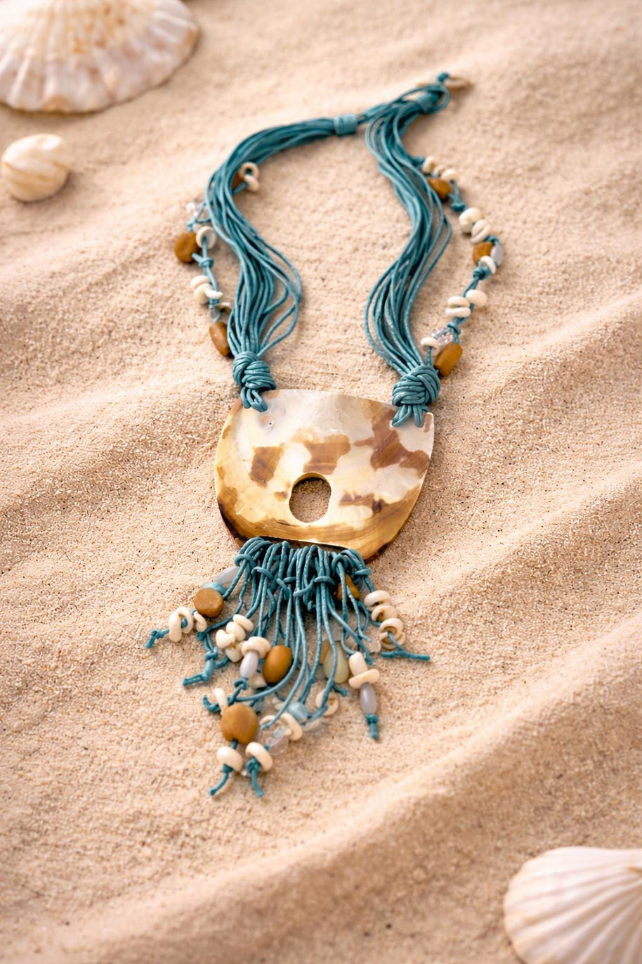 Collana lunga completamente naturale in madreperla e conchiglia azzurra | Gioiello artigianale stile Mediterraneo | Idea regalo donna