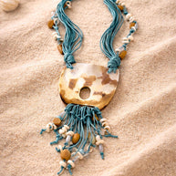 Collana lunga completamente naturale in madreperla e conchiglia azzurra | Gioiello artigianale stile Mediterraneo | Idea regalo donna