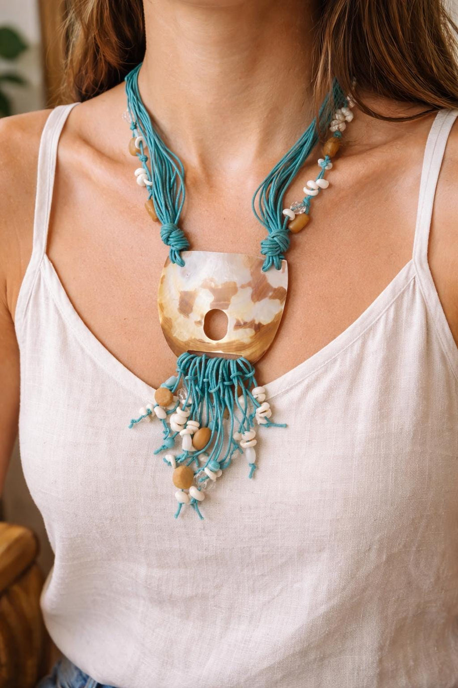 Collana lunga completamente naturale in madreperla e conchiglia azzurra | Gioiello artigianale stile Mediterraneo | Idea regalo donna