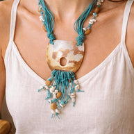 Collana lunga completamente naturale in madreperla e conchiglia azzurra | Gioiello artigianale stile Mediterraneo | Idea regalo donna