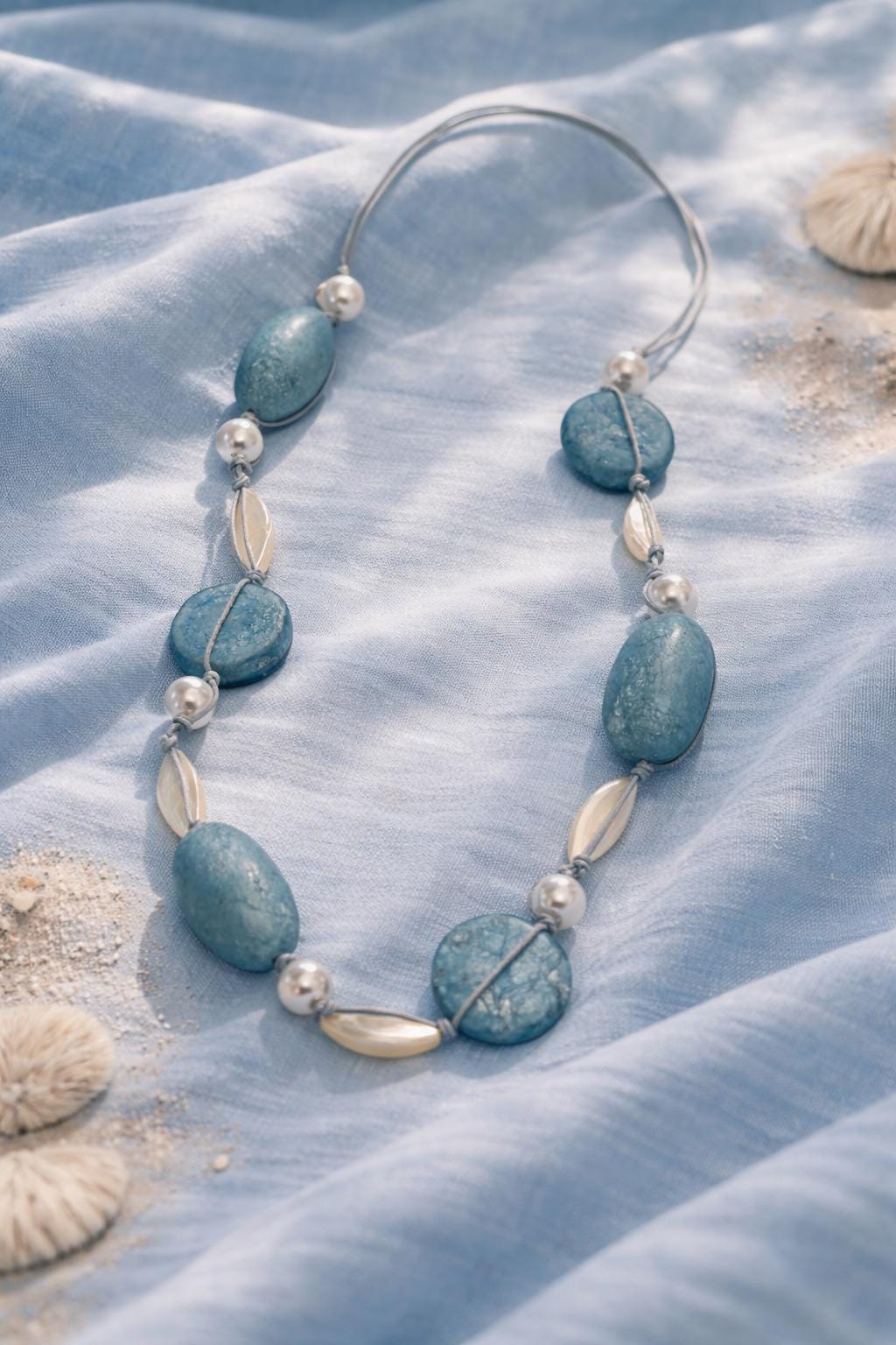 Collana lunga completamente naturale in madreperla e conchiglia grigio azzurra | Gioiello boho stile Mediterraneo | Idea regalo donna