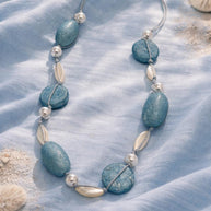 Collana lunga completamente naturale in madreperla e conchiglia grigio azzurra | Gioiello boho stile Mediterraneo | Idea regalo donna