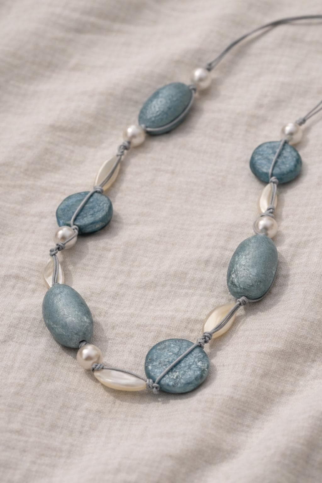 Collana lunga completamente naturale in madreperla e conchiglia grigio azzurra | Gioiello boho stile Mediterraneo | Idea regalo donna