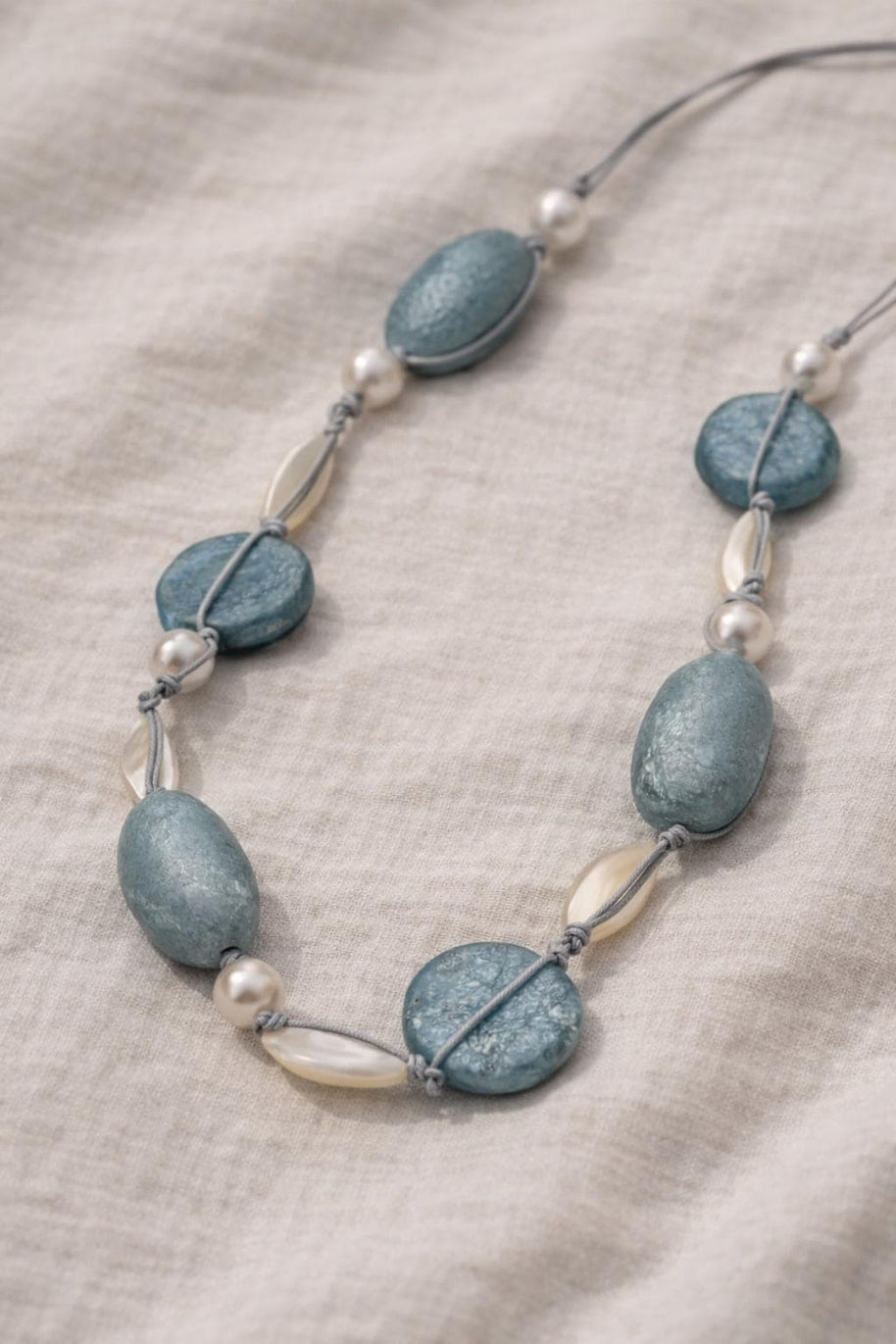 Collana lunga completamente naturale in madreperla e conchiglia grigio azzurra | Gioiello boho stile Mediterraneo | Idea regalo donna