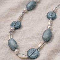 Collana lunga completamente naturale in madreperla e conchiglia grigio azzurra | Gioiello boho stile Mediterraneo | Idea regalo donna
