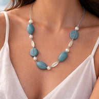 Collana lunga completamente naturale in madreperla e conchiglia grigio azzurra | Gioiello boho stile Mediterraneo | Idea regalo donna