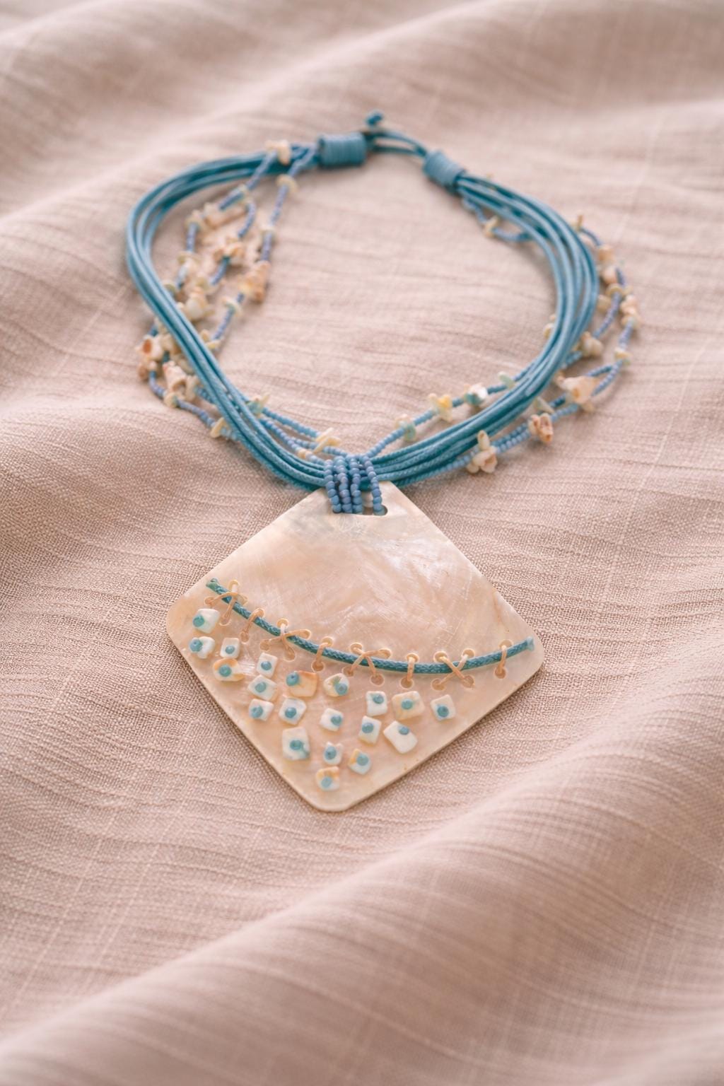 Collana lunga completamente naturale in madreperla azzurra | Gioiello boho stile Mediterraneo | Idea regalo donna