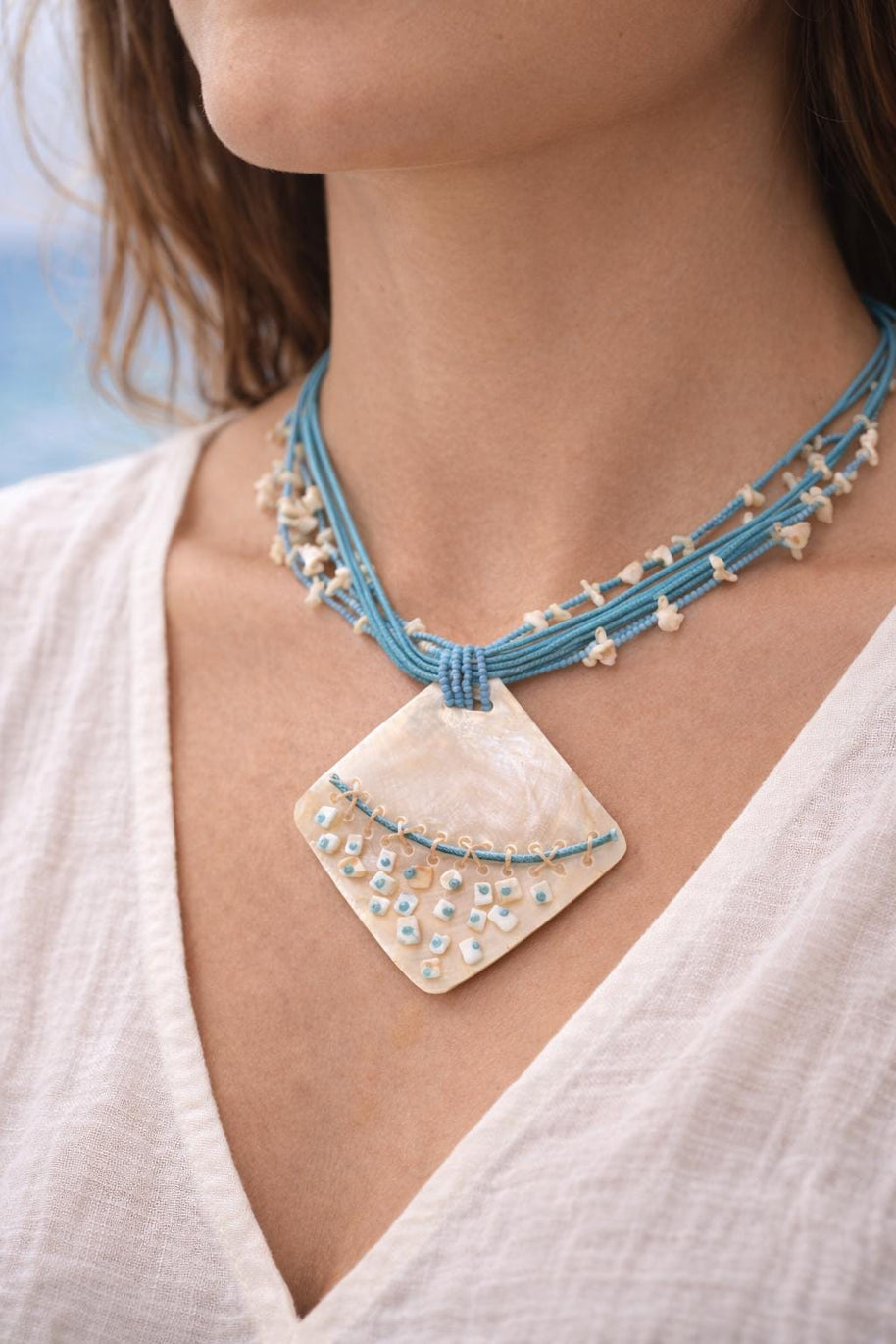 Collana lunga completamente naturale in madreperla azzurra | Gioiello boho stile Mediterraneo | Idea regalo donna