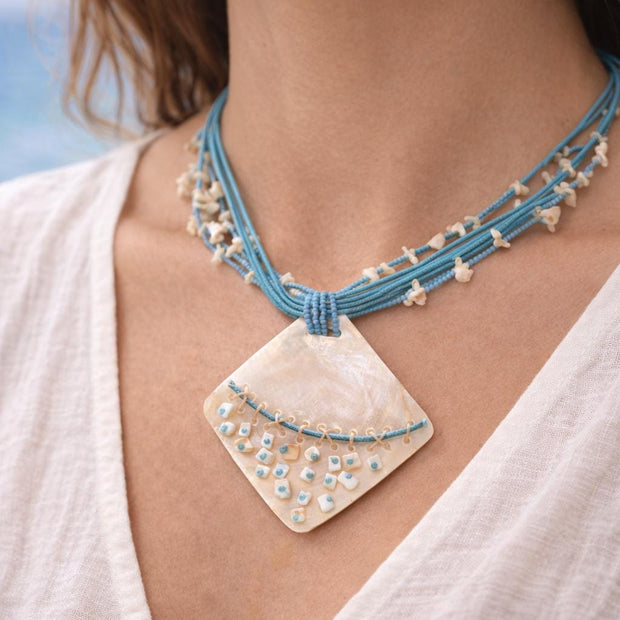 Collana lunga completamente naturale in madreperla azzurra | Gioiello boho stile Mediterraneo | Idea regalo donna