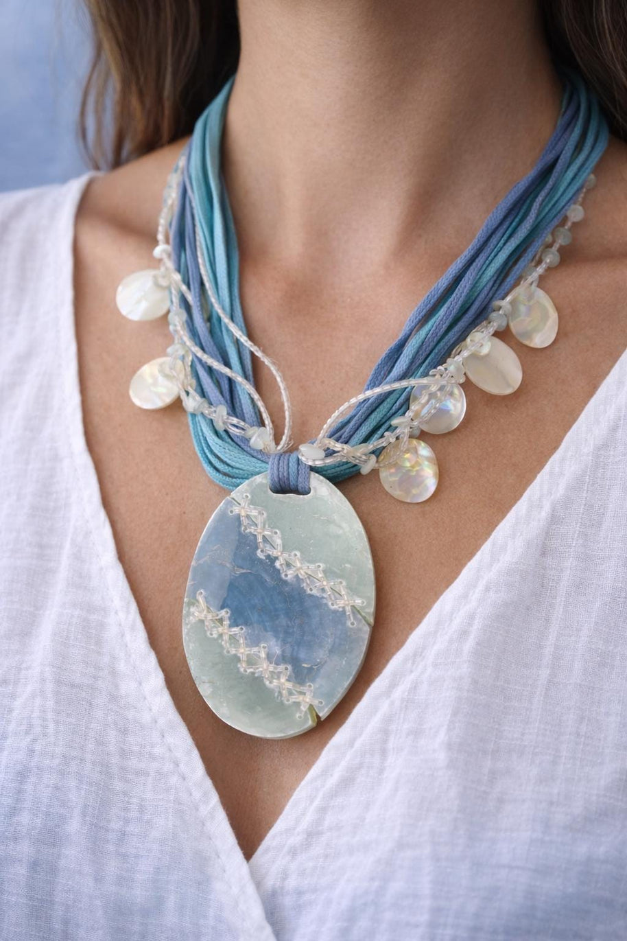 Collana lunga completamente naturale in madreperla azzurra | Gioiello boho stile Mediterraneo | Idea regalo donna