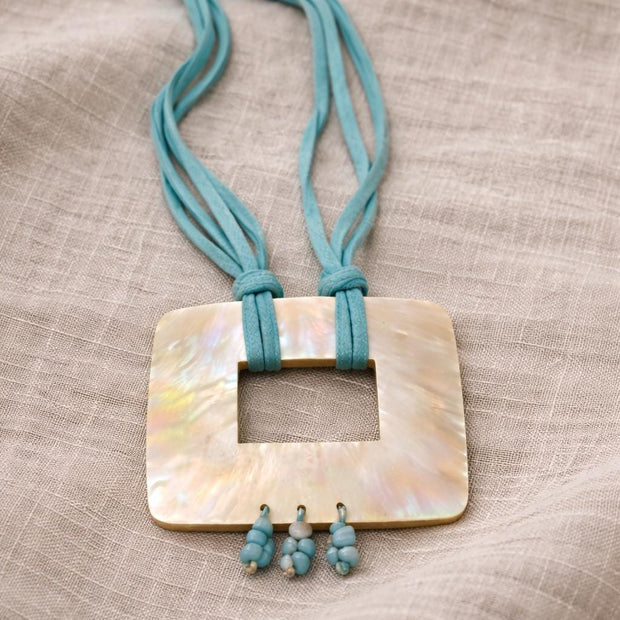 Collana lunga madreperla e pietre azzurre turchese | Collana estiva donna stile Mediterraneo boho | Idea regalo artigianale