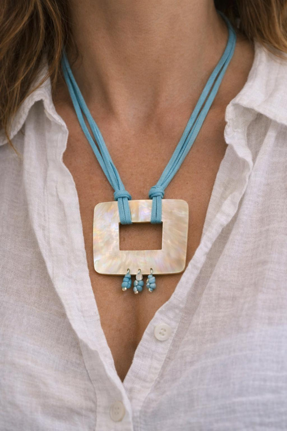 Collana lunga madreperla e pietre azzurre turchese | Collana estiva donna stile Mediterraneo boho | Idea regalo artigianale