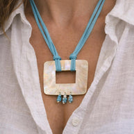 Collana lunga madreperla e pietre azzurre turchese | Collana estiva donna stile Mediterraneo boho | Idea regalo artigianale