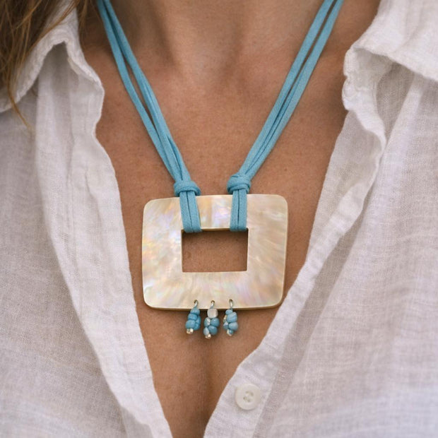Collana lunga madreperla e pietre azzurre turchese | Collana estiva donna stile Mediterraneo boho | Idea regalo artigianale