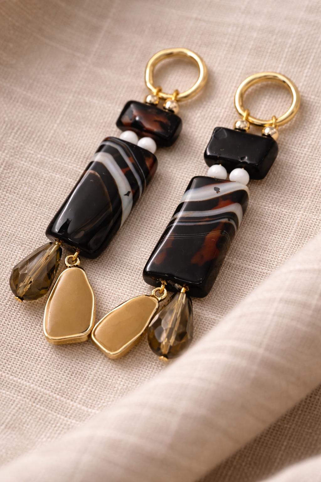 Orecchini lunghi in vetro di Murano oro e nero | Orecchini pendenti donna eleganti | Gioiello moderno