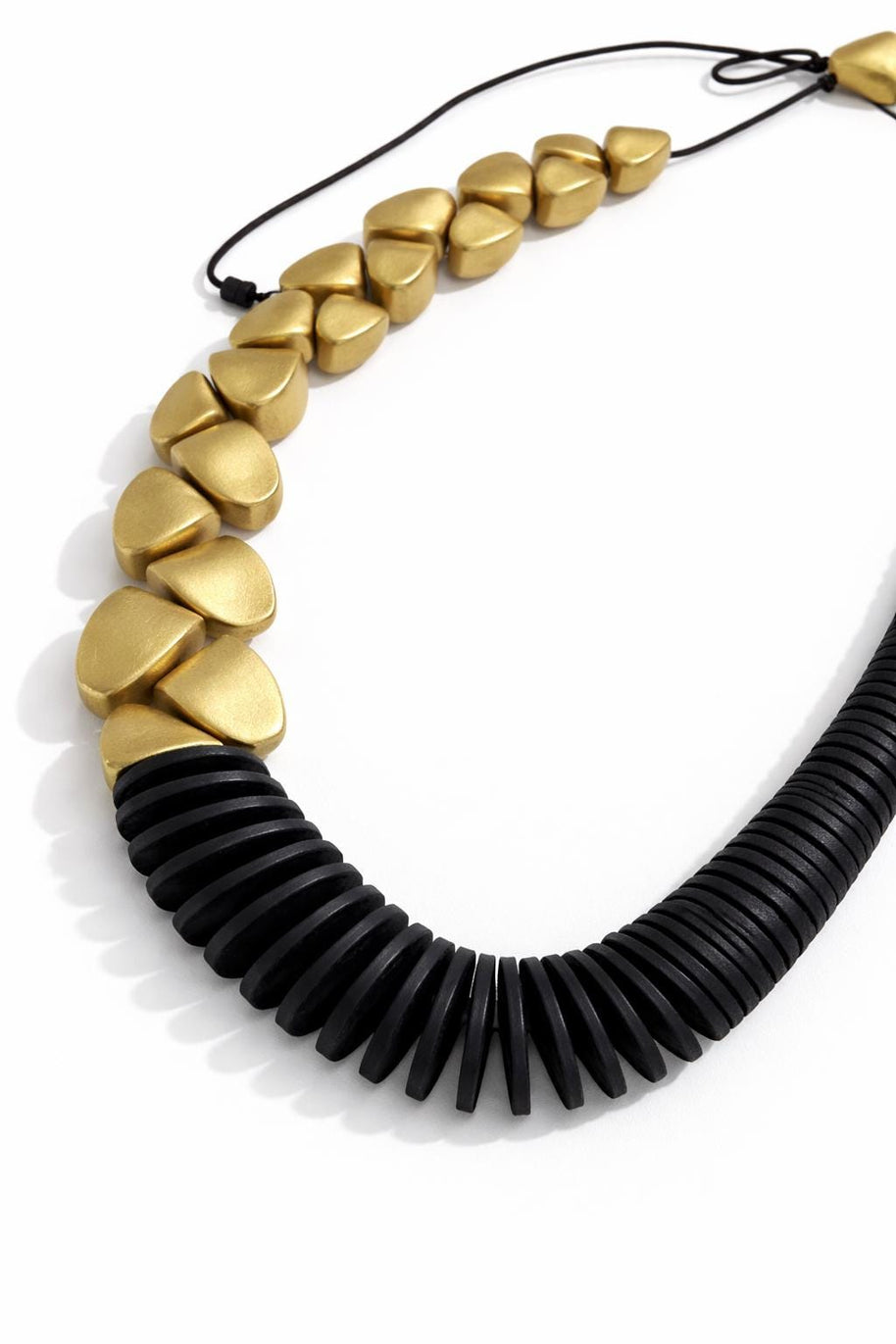 Collana asimmetrica nero oro in legno | Collana geometrica moderna | Girocollo design naturale donna