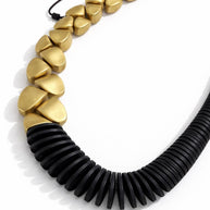 Collana asimmetrica nero oro in legno | Collana geometrica moderna | Girocollo design naturale donna