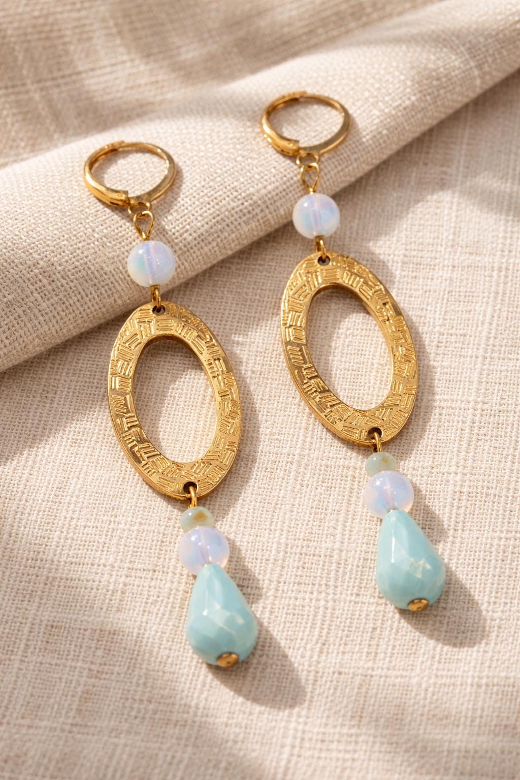 Orecchini pendenti oro incisione etnica | Orecchini boho chic con goccia azzurra e perla | Orecchini eleganti donna