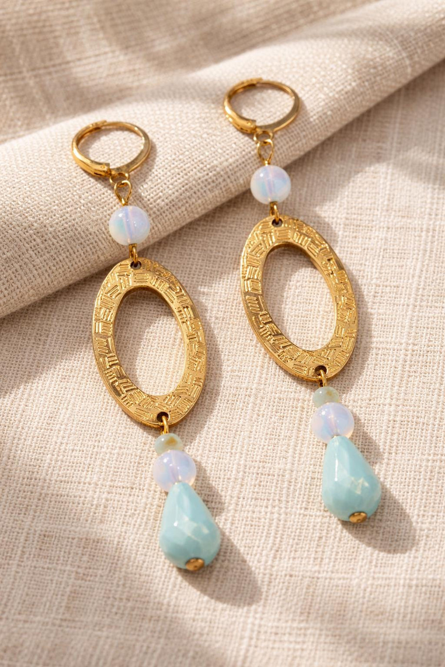 Orecchini pendenti oro incisione etnica | Orecchini boho chic con goccia azzurra e perla | Orecchini eleganti donna