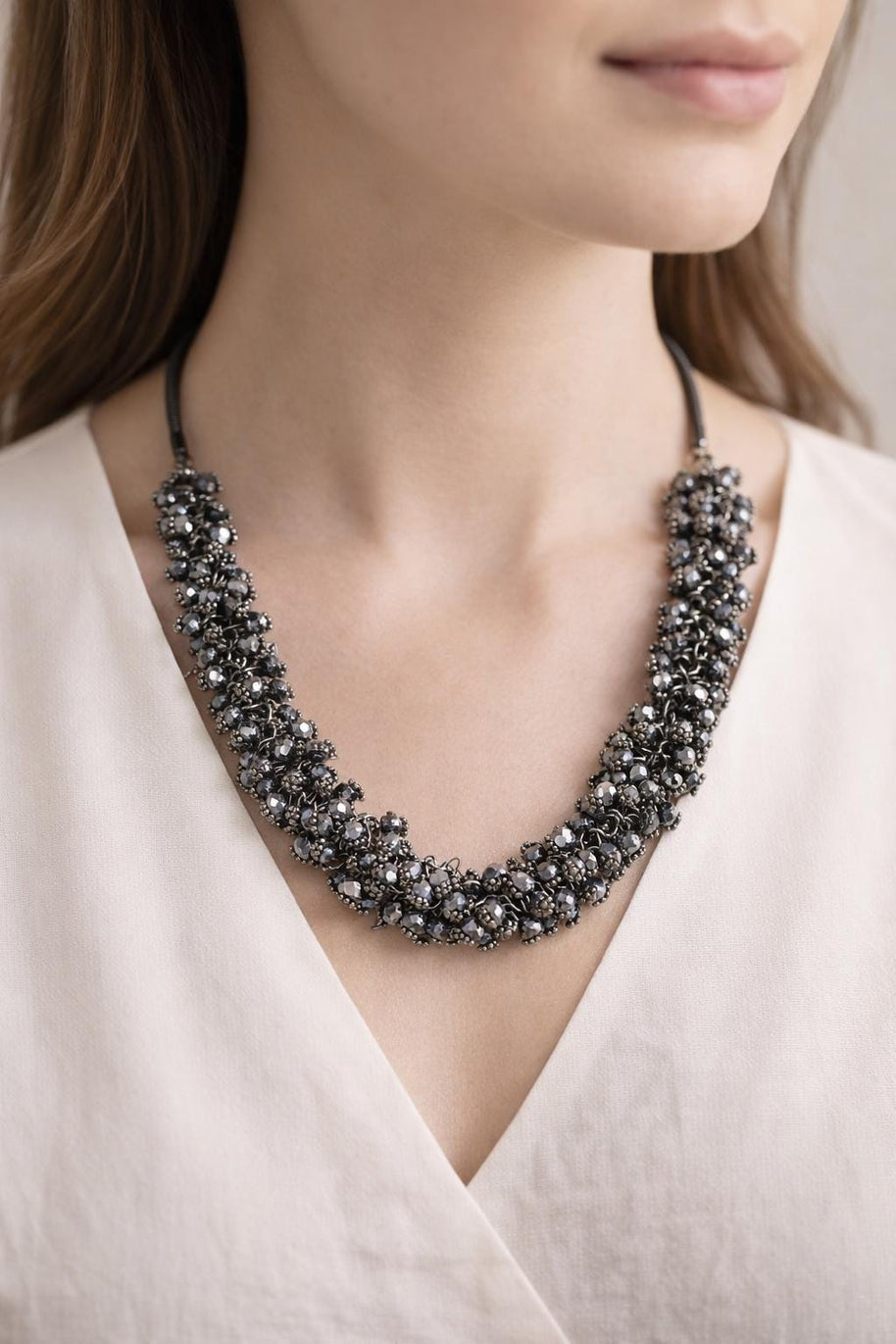 Collana girocollo cristalli grigio antracite | Collana elegante donna luminosa | Gioiello chic moderno