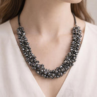 Collana girocollo cristalli grigio antracite | Collana elegante donna luminosa | Gioiello chic moderno