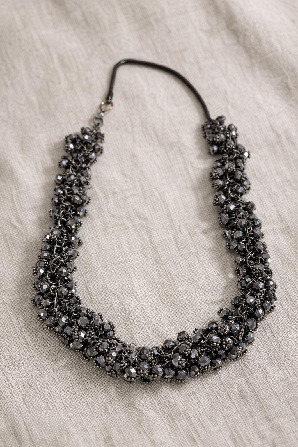 Collana girocollo cristalli grigio antracite | Collana elegante donna luminosa | Gioiello chic moderno