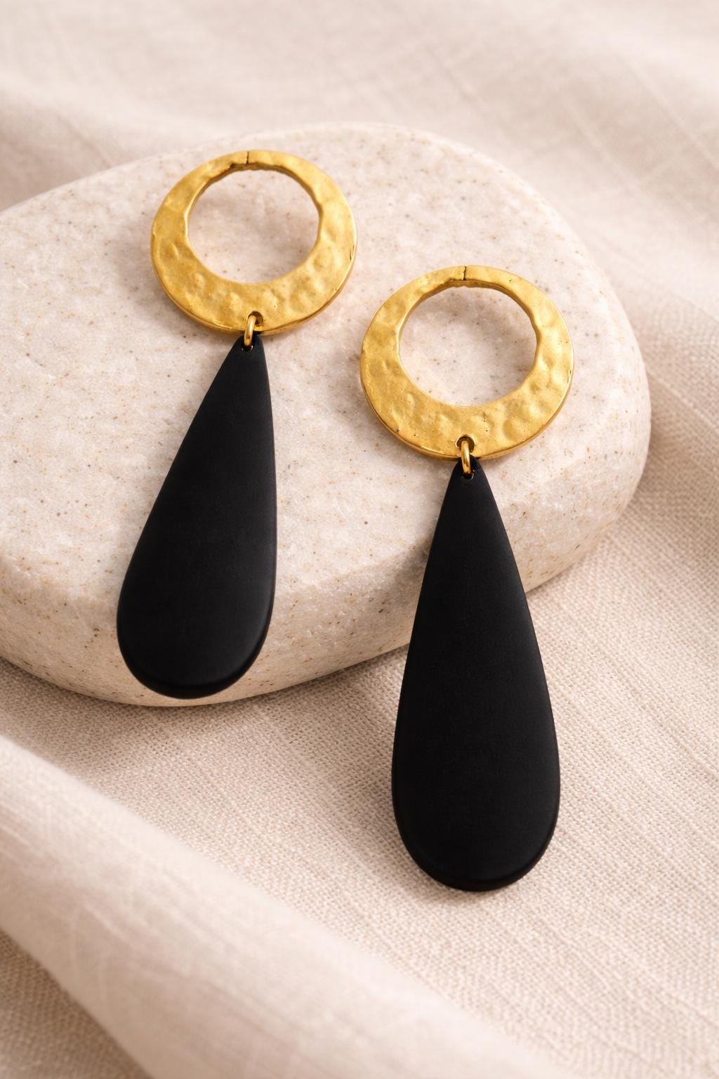 Orecchini pendenti neri e oro a goccia | Orecchini minimal moderni eleganti donna | Leggeri chic