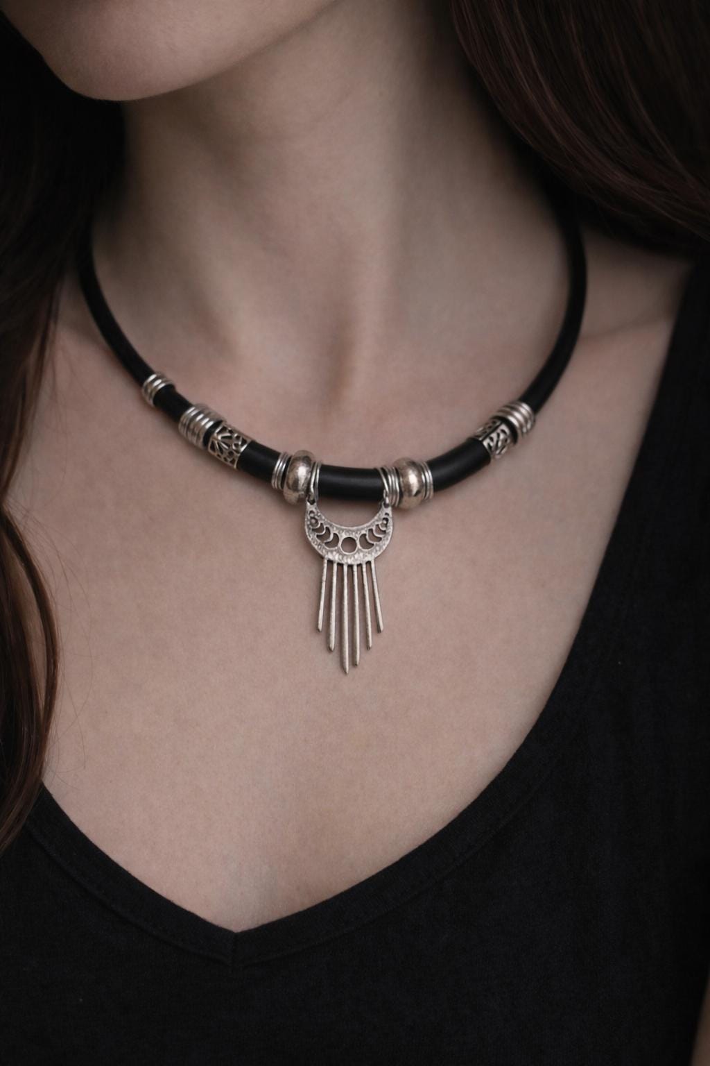 Choker nero tribale in metallo riciclato | Collana girocollo etnica moderna regolabile fatta a mano | Accessorio dark donna