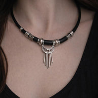 Choker nero tribale in metallo riciclato | Collana girocollo etnica moderna regolabile fatta a mano | Accessorio dark donna