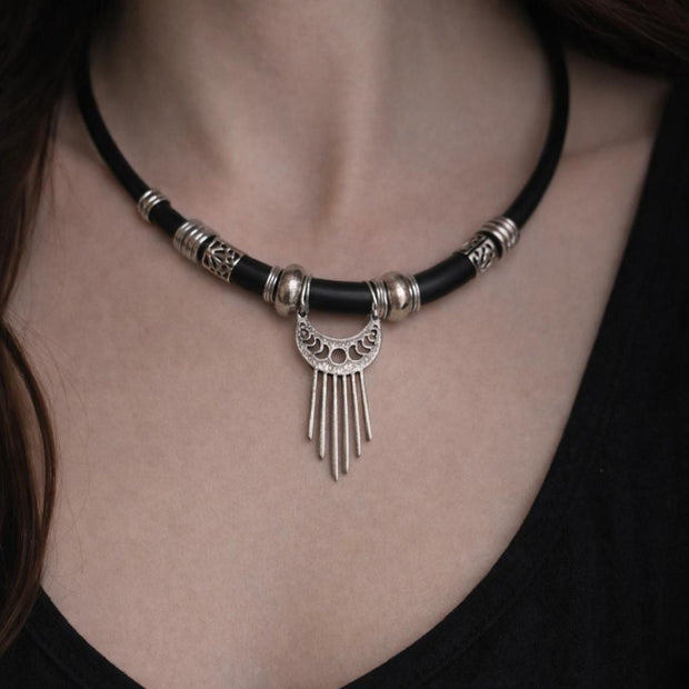 Choker nero tribale in metallo riciclato | Collana girocollo etnica moderna regolabile fatta a mano | Accessorio dark donna