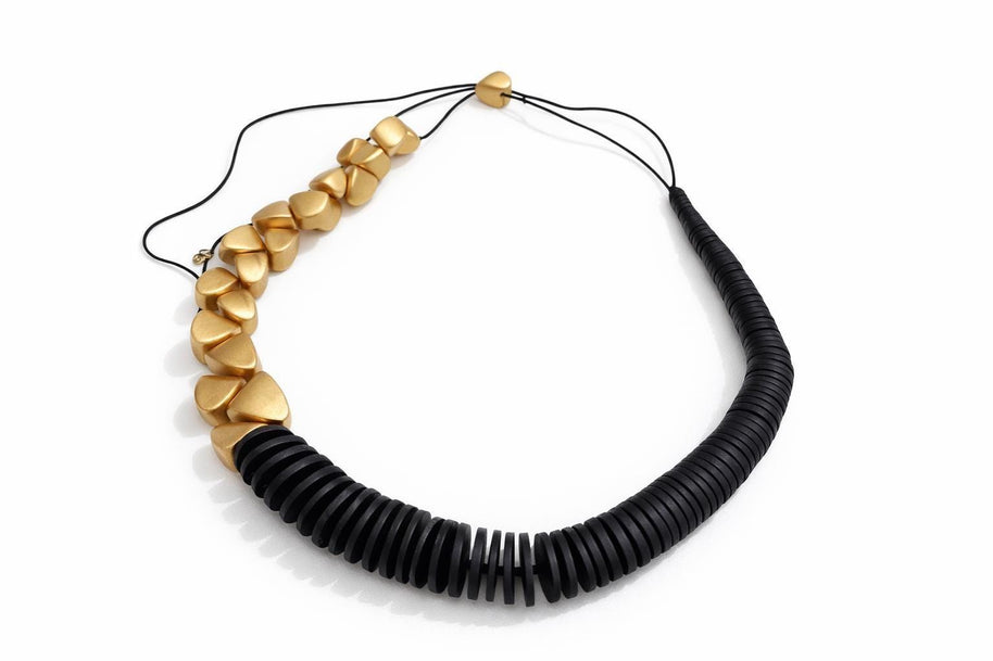 Collana asimmetrica nero oro in legno | Collana geometrica moderna | Girocollo design naturale donna