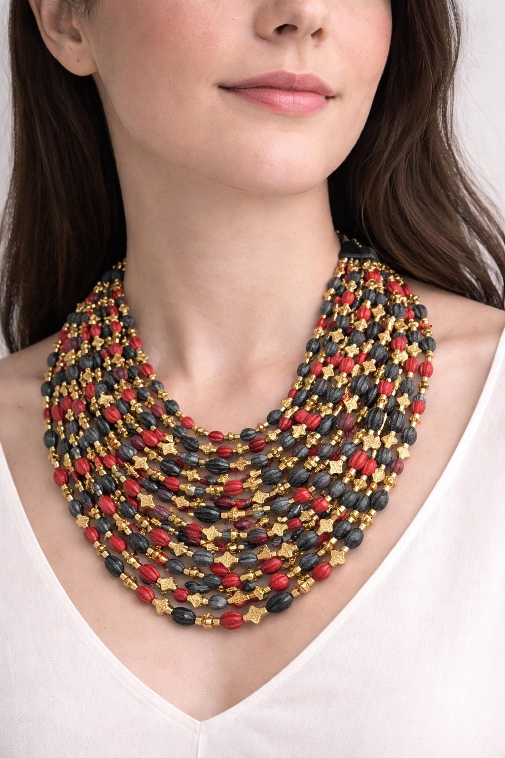Collana boho etnica in semi naturali e legno fatta a mano| Collana statement multigiro con chiusura a bottone| Regalo etnico donna
