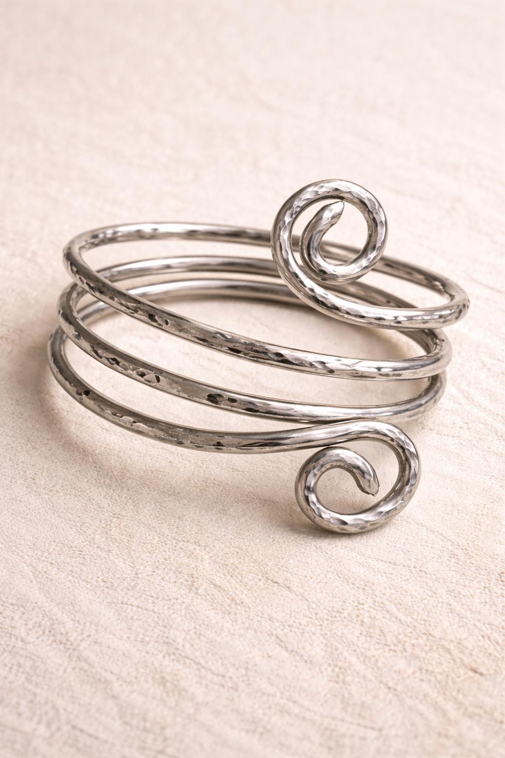 Bracciale rigido spirale regolabile in allumino martellato color argento| Bracciale artigianale moderno leggero e comodo| Idea regalo donna