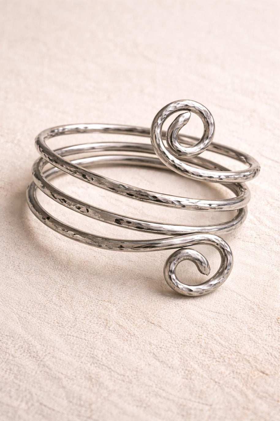 Bracciale rigido spirale regolabile in allumino martellato color argento| Bracciale artigianale moderno leggero e comodo| Idea regalo donna