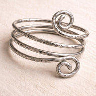 Bracciale rigido spirale regolabile in allumino martellato color argento| Bracciale artigianale moderno leggero e comodo| Idea regalo donna