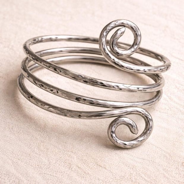 Bracciale rigido spirale regolabile in allumino martellato color argento| Bracciale artigianale moderno leggero e comodo| Idea regalo donna