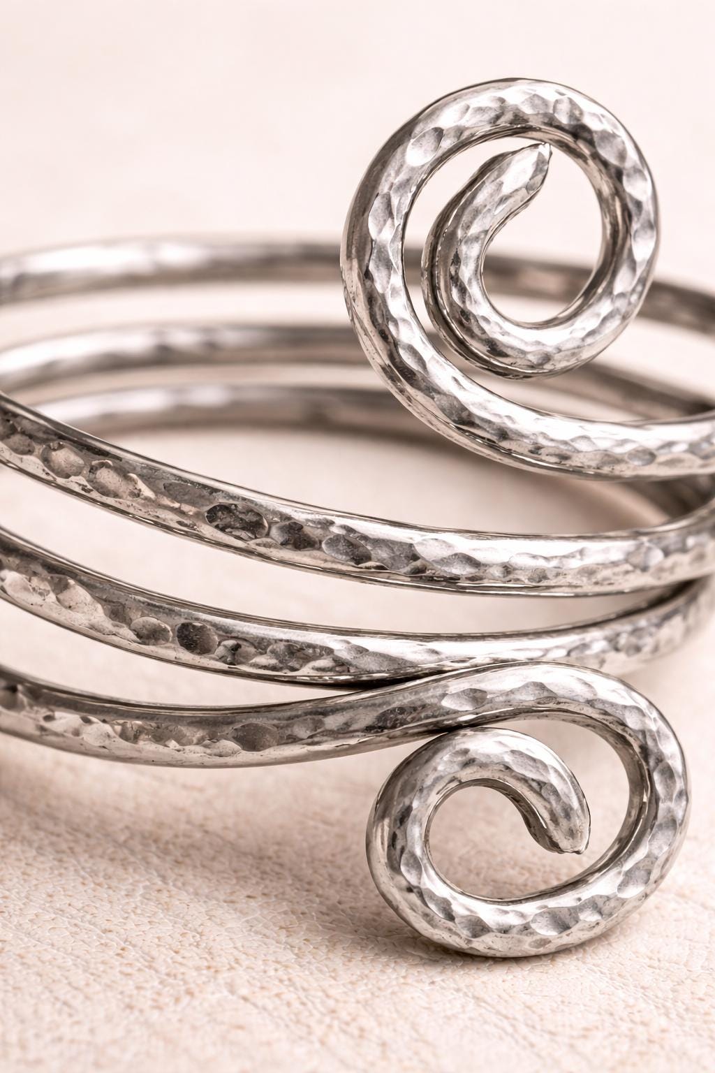 Bracciale rigido spirale regolabile in allumino martellato color argento| Bracciale artigianale moderno leggero e comodo| Idea regalo donna