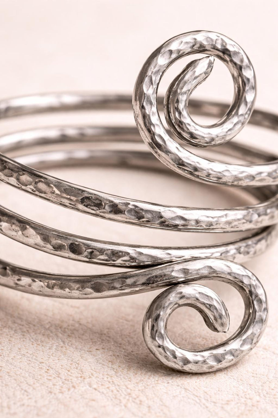 Bracciale rigido spirale regolabile in allumino martellato color argento| Bracciale artigianale moderno leggero e comodo| Idea regalo donna