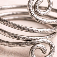 Bracciale rigido spirale regolabile in allumino martellato color argento| Bracciale artigianale moderno leggero e comodo| Idea regalo donna